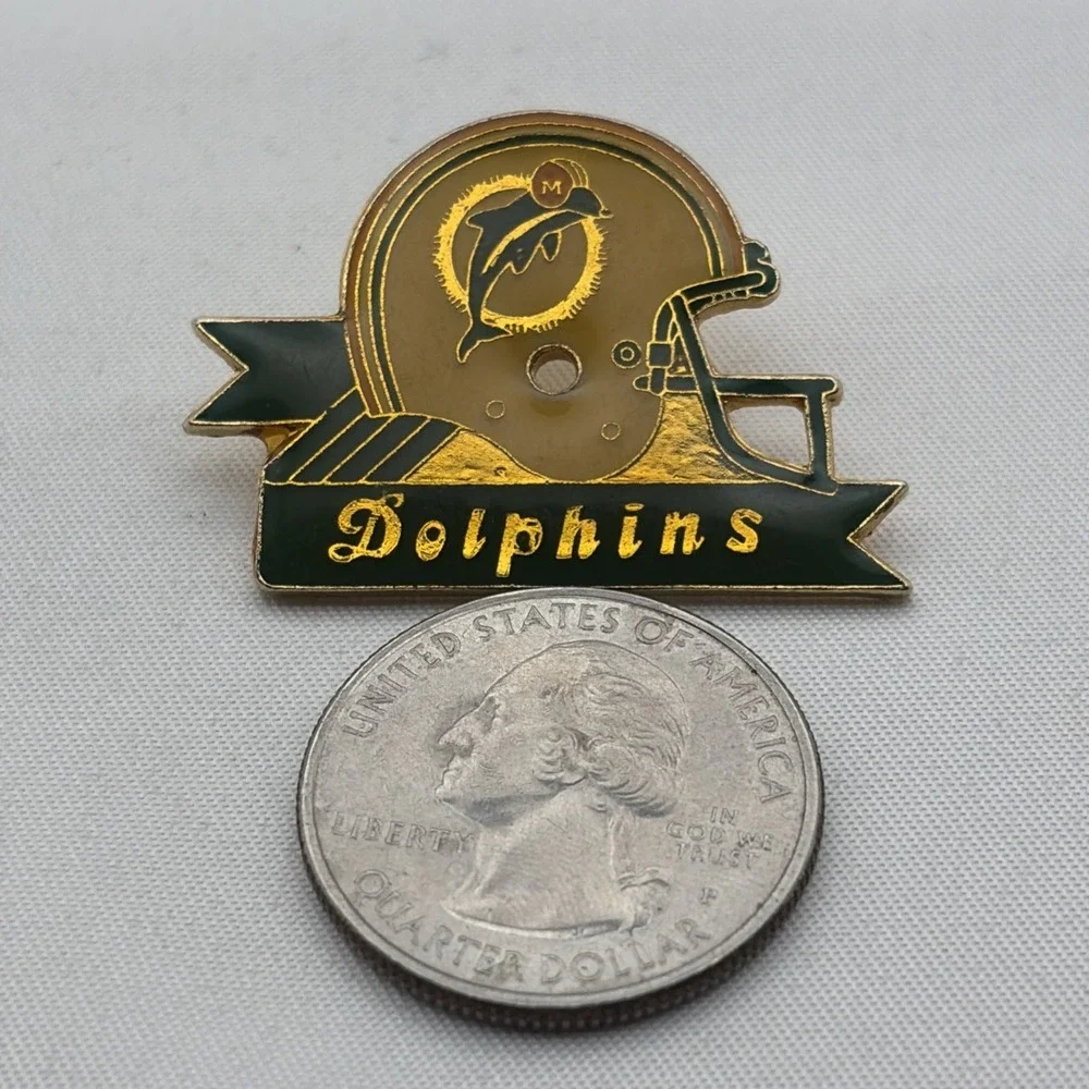 Vintage 1985 NFL Football Miami Dolphins Logo Mascot Helmet Lapel Hat Pin